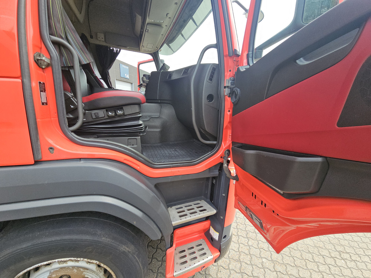 Truk box Volvo FM340: gambar 21