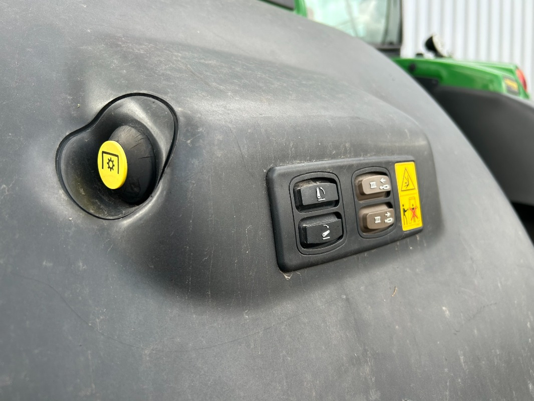 Traktor John Deere 6155R: gambar 9