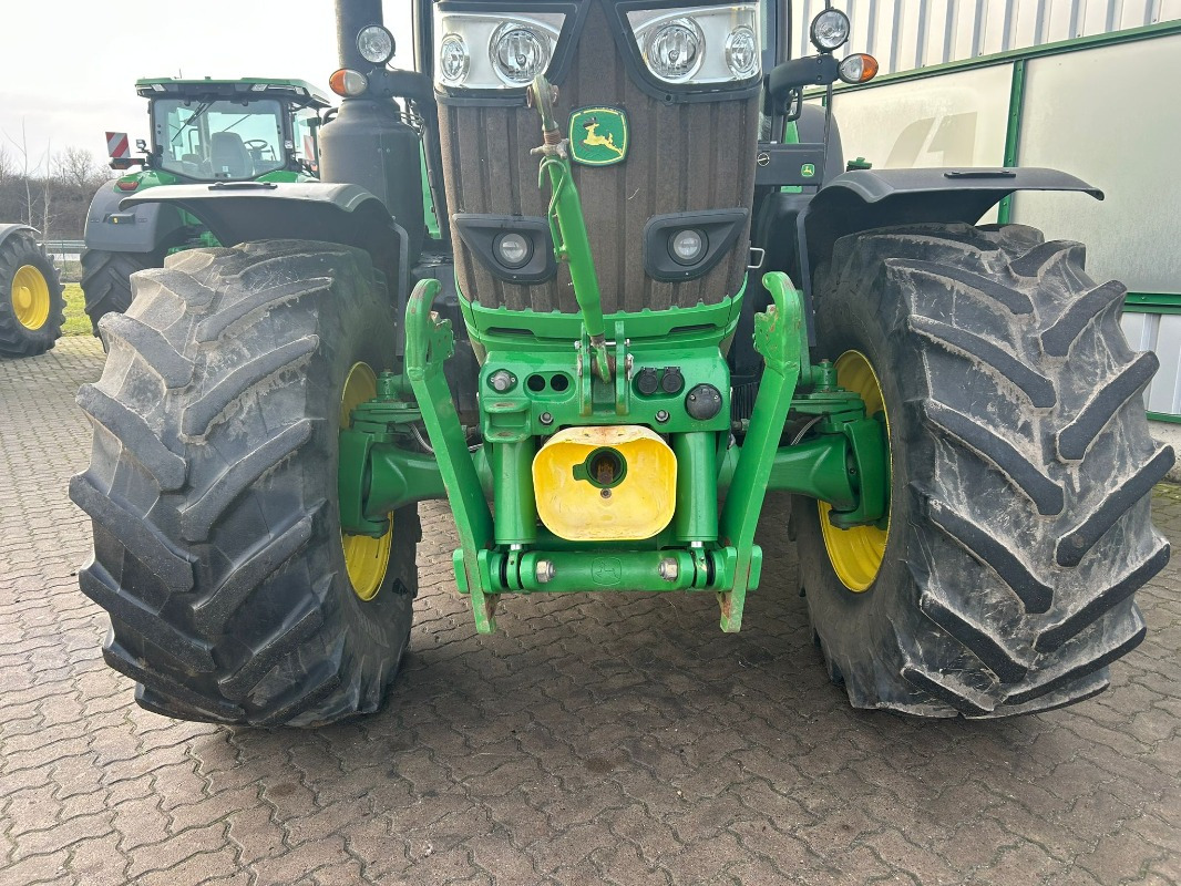 Traktor John Deere 6215R: gambar 7