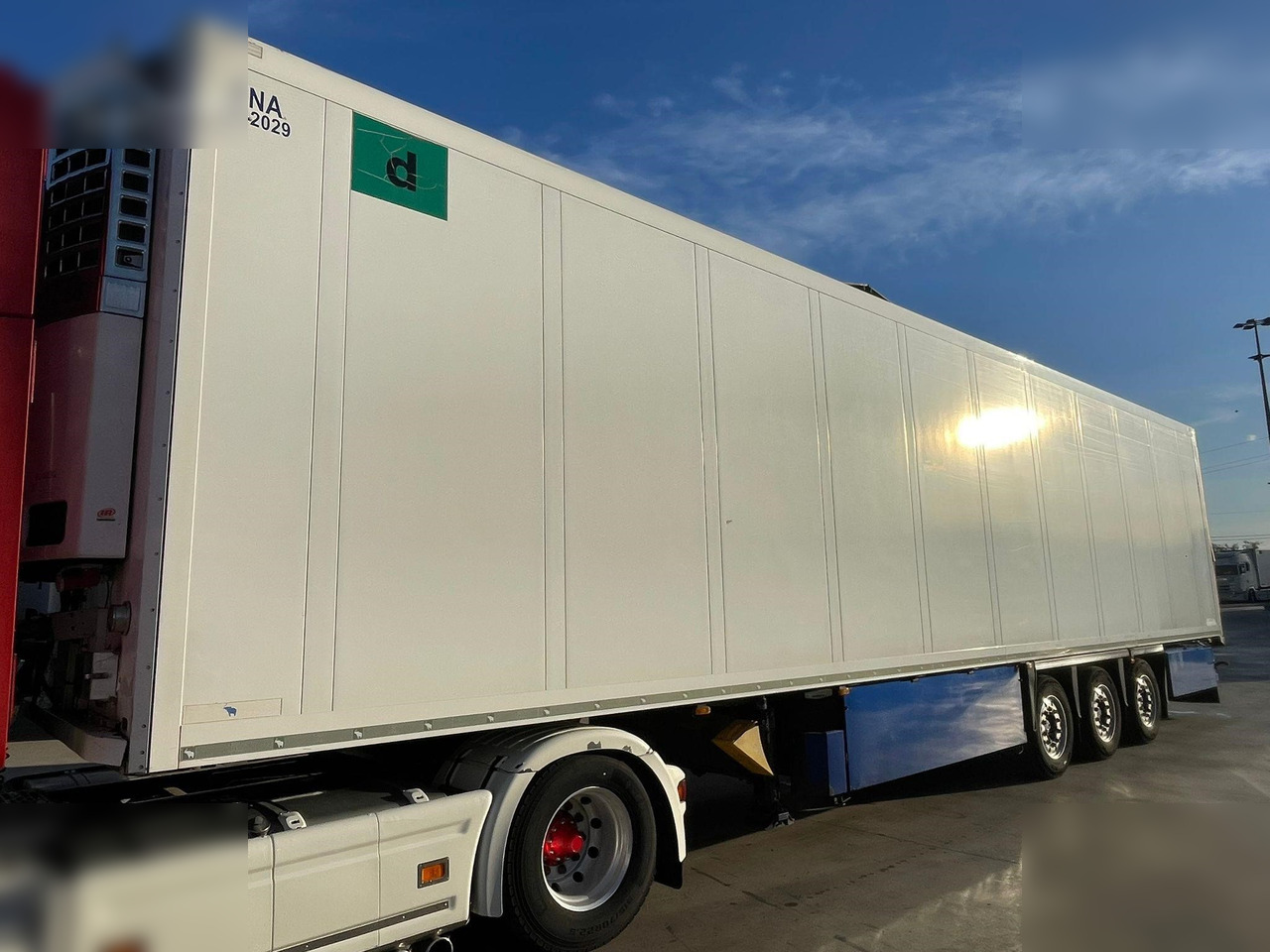 SCHMITZ CARGOBULL - Semi-trailer berpendingin: gambar 1 SCHMITZ CARGOBULL - Semi-trailer berpendingin: gambar 1