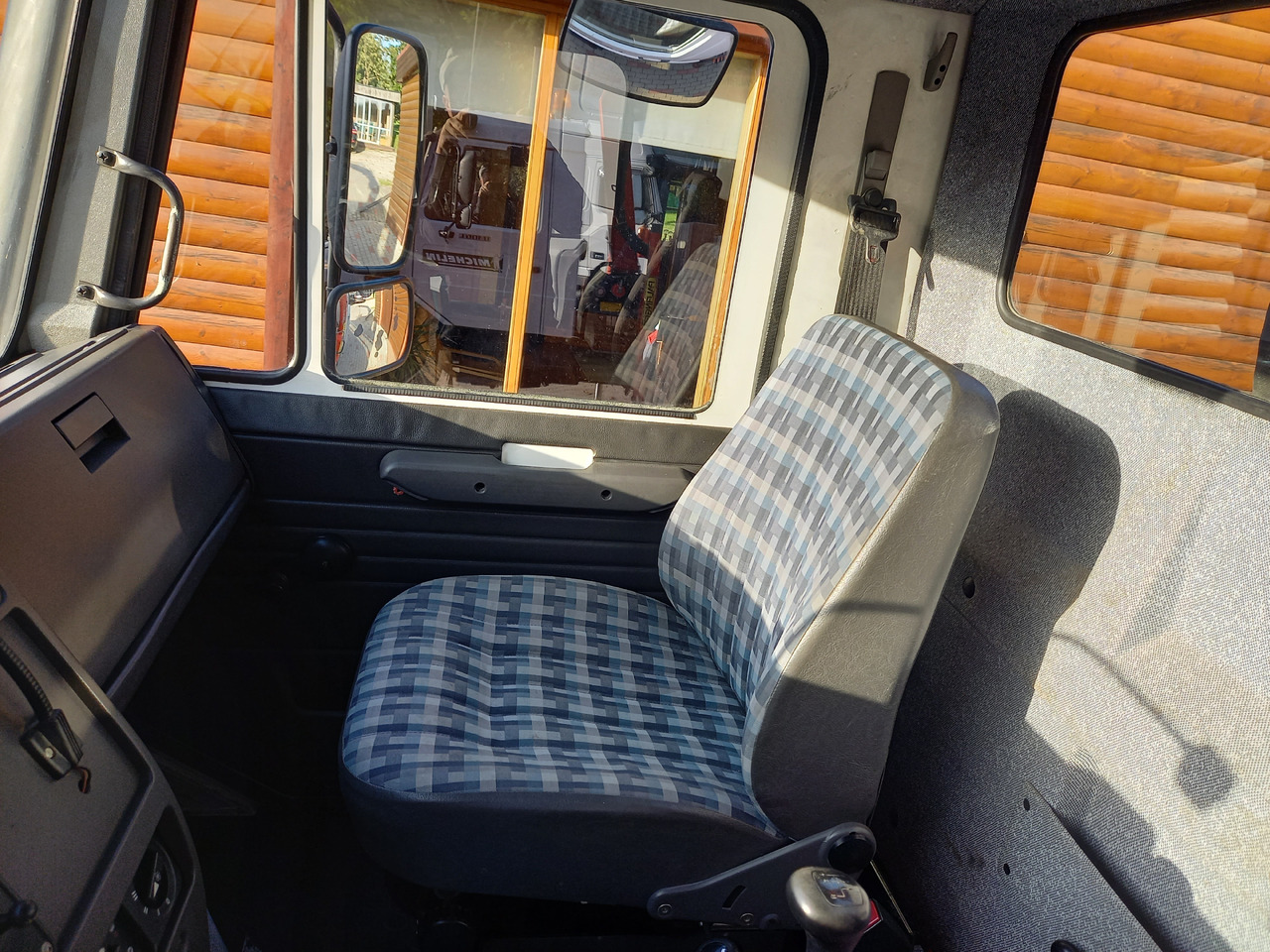 Truk derek UNIMOG U100L: gambar 25