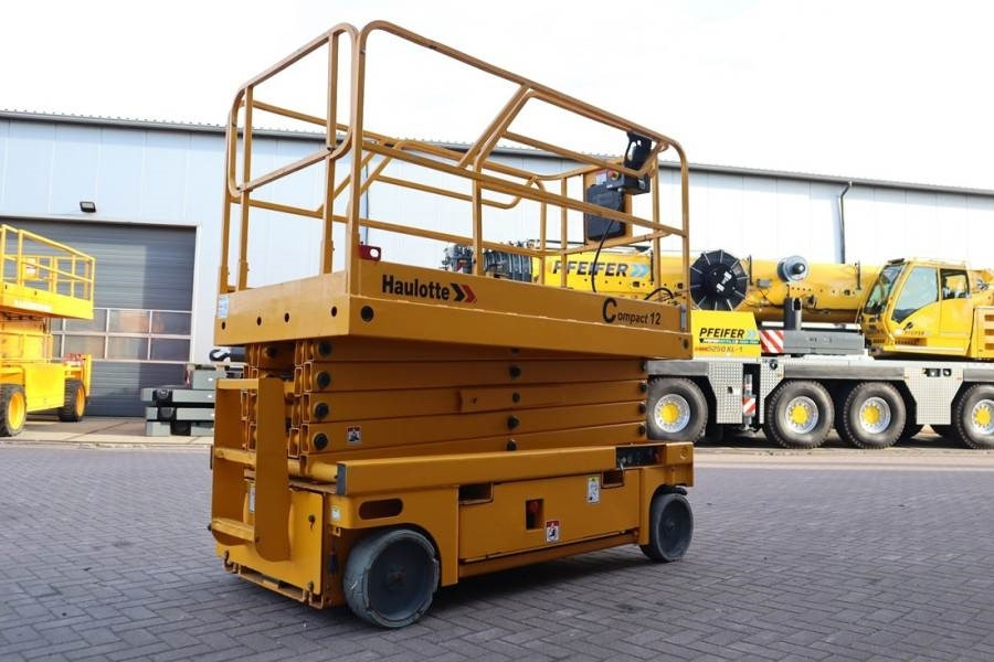 Haulotte Compact 12 Electric, 12m Working Height, 300kg Cap - Scissor lifts: gambar 2 Haulotte Compact 12 Electric, 12m Working Height, 300kg Cap - Scissor lifts: gambar 2