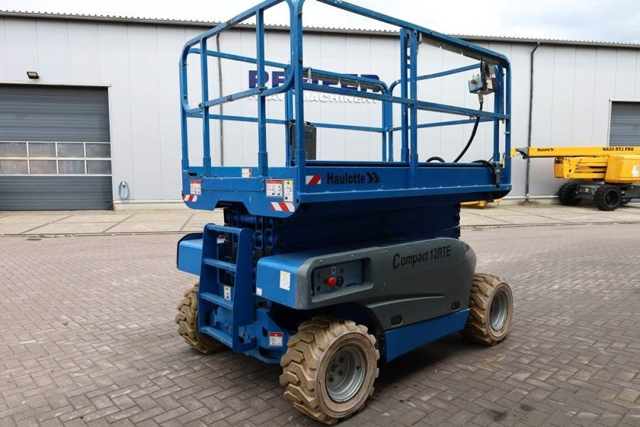 Haulotte Compact 12RTE Electric, 12m Working Height, 450kg - Scissor lifts: gambar 2 Haulotte Compact 12RTE Electric, 12m Working Height, 450kg - Scissor lifts: gambar 2
