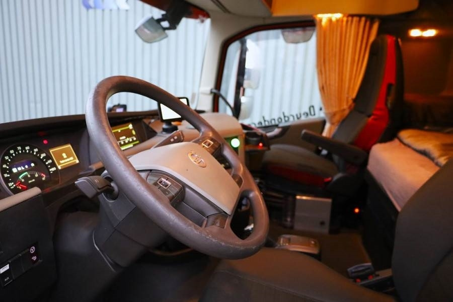 Volvo FH12 With Cormach 135t/m Crane Volvo FH12 10x4 Wit - Derek semua medan: gambar 4 Volvo FH12 With Cormach 135t/m Crane Volvo FH12 10x4 Wit - Derek semua medan: gambar 4