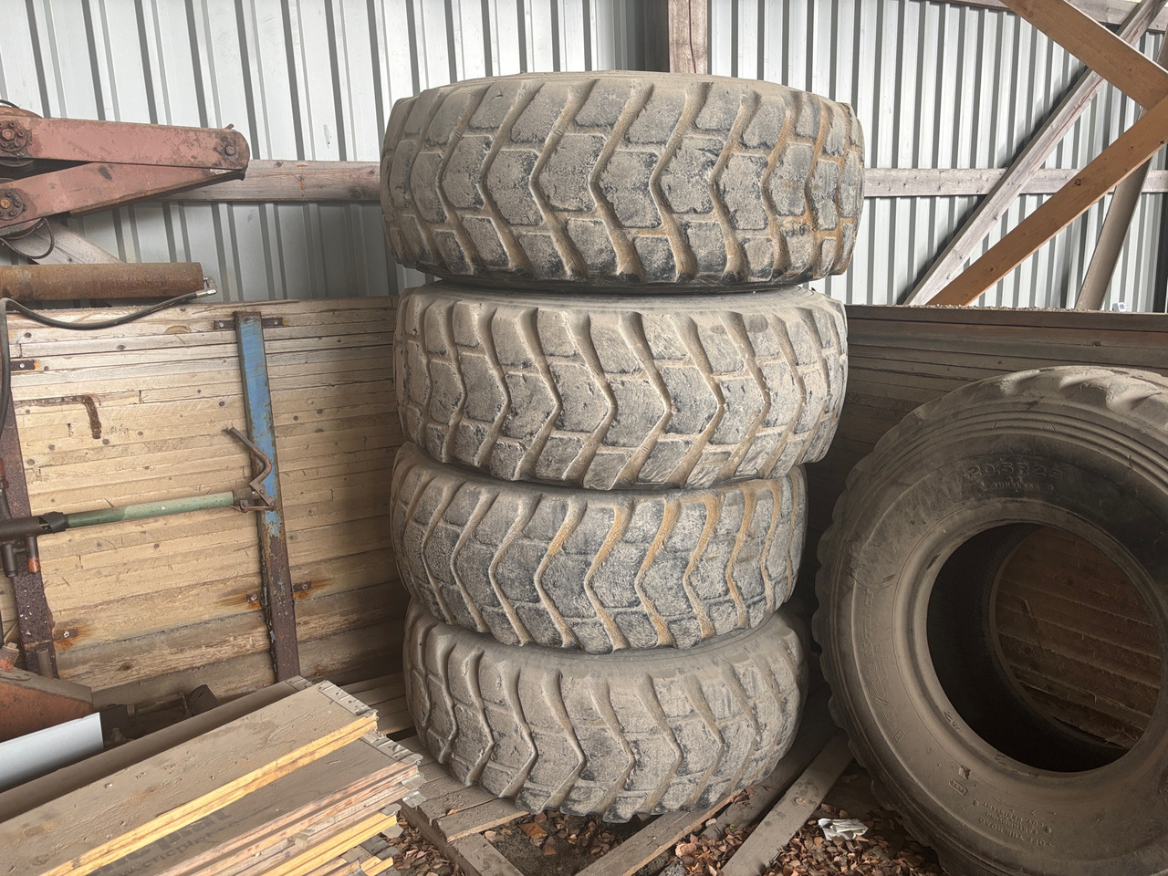 Bridgestone 20.5R25 - Ban untuk Peralatan konstruksi: gambar 1 Bridgestone 20.5R25 - Ban untuk Peralatan konstruksi: gambar 1