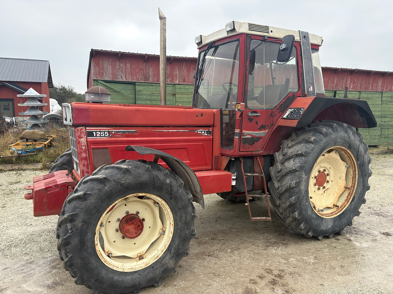 International 1255 XL - Traktor: gambar 1 International 1255 XL - Traktor: gambar 1