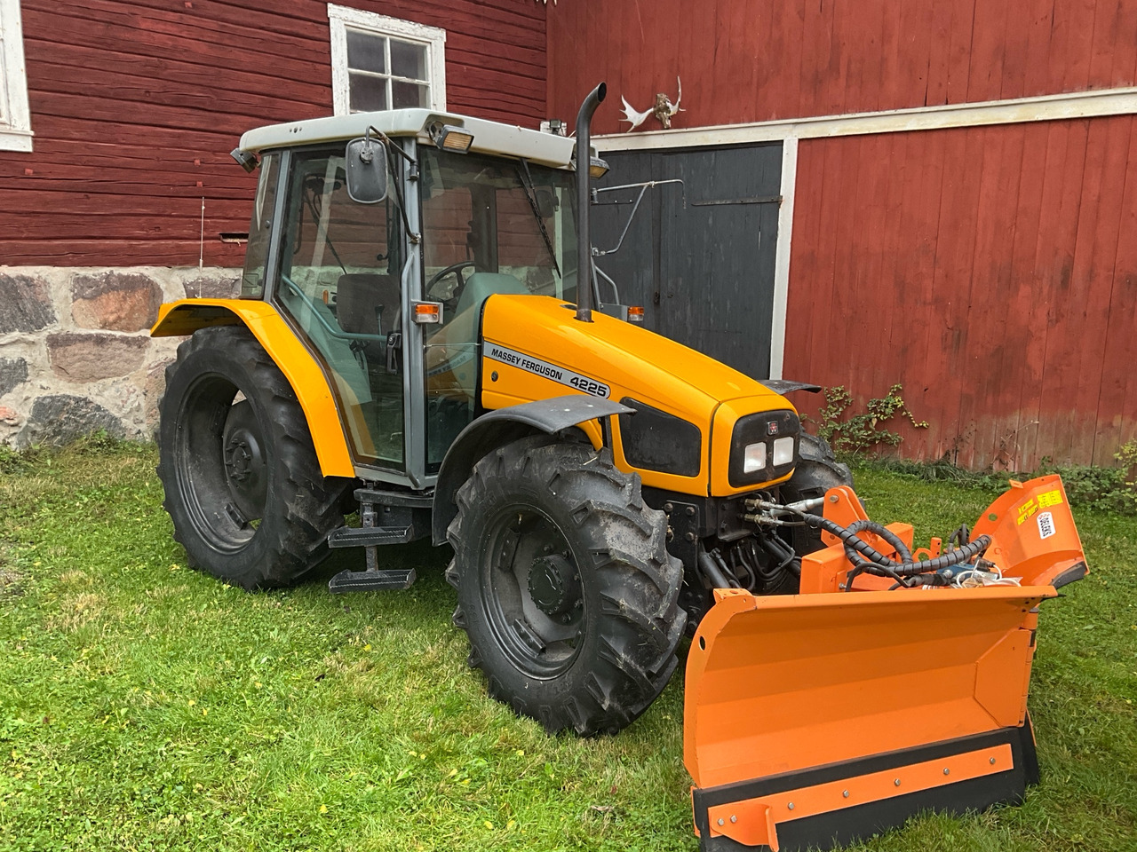 Massey Ferguson 4225 - Traktor: gambar 1 Massey Ferguson 4225 - Traktor: gambar 1