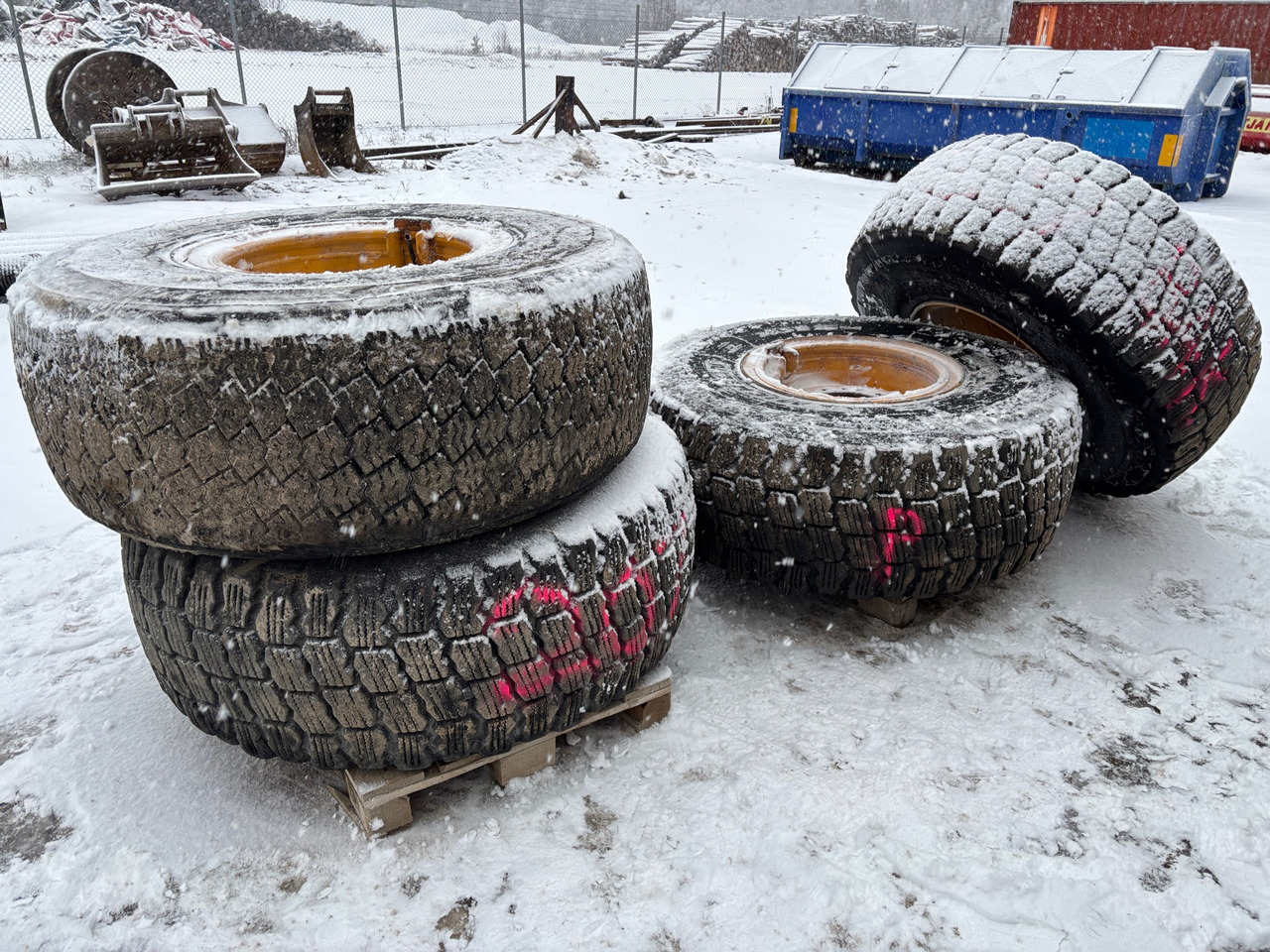 Michelin / Good Year - Ban untuk Peralatan konstruksi: gambar 1 Michelin / Good Year - Ban untuk Peralatan konstruksi: gambar 1