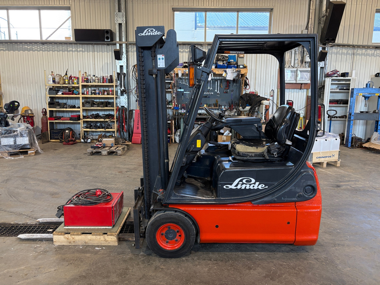 Linde E14-02 - Peralatan untuk menangani material: gambar 1 Linde E14-02 - Peralatan untuk menangani material: gambar 1