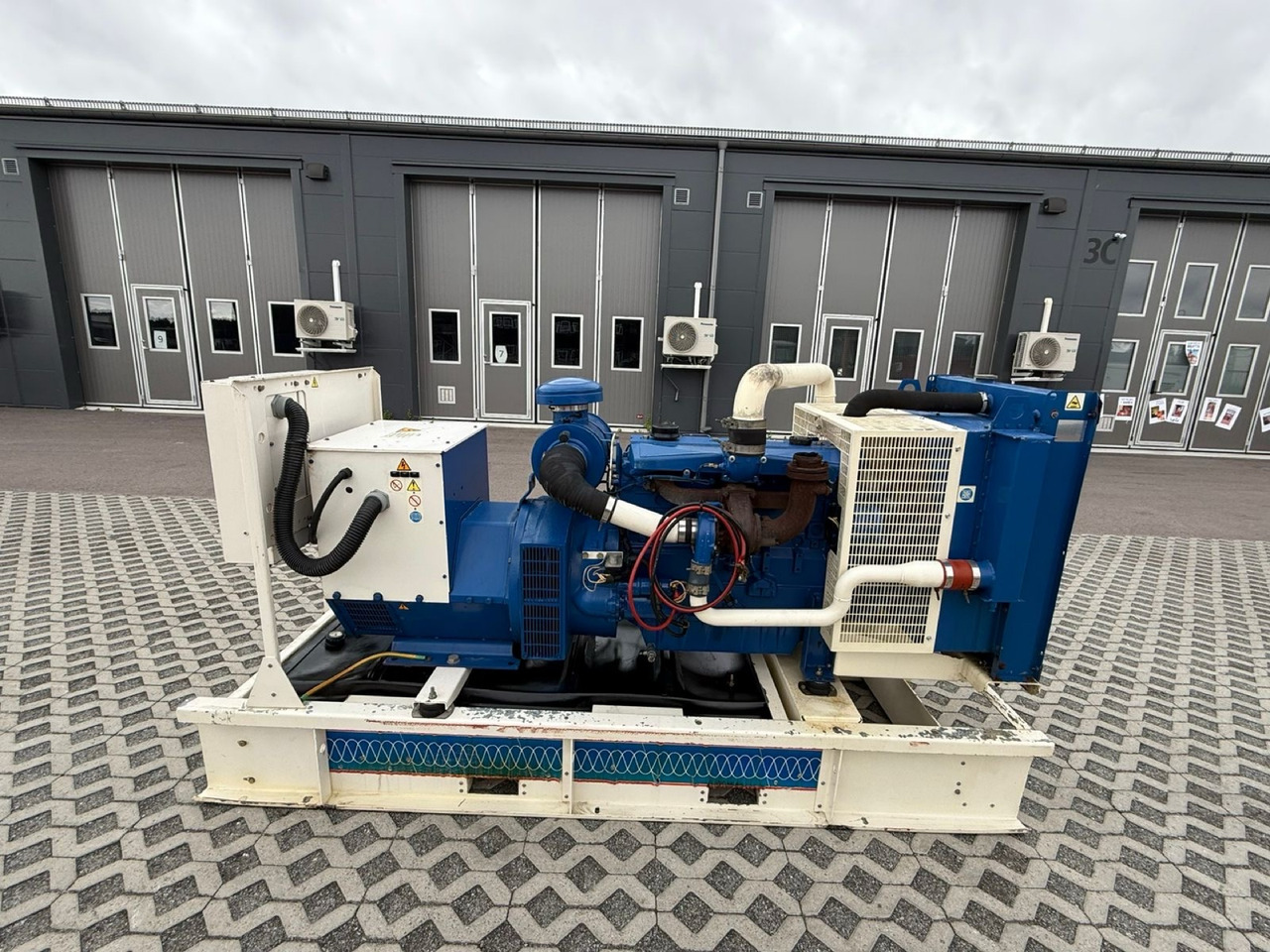 Perkins P150E - Genset: gambar 1 Perkins P150E - Genset: gambar 1