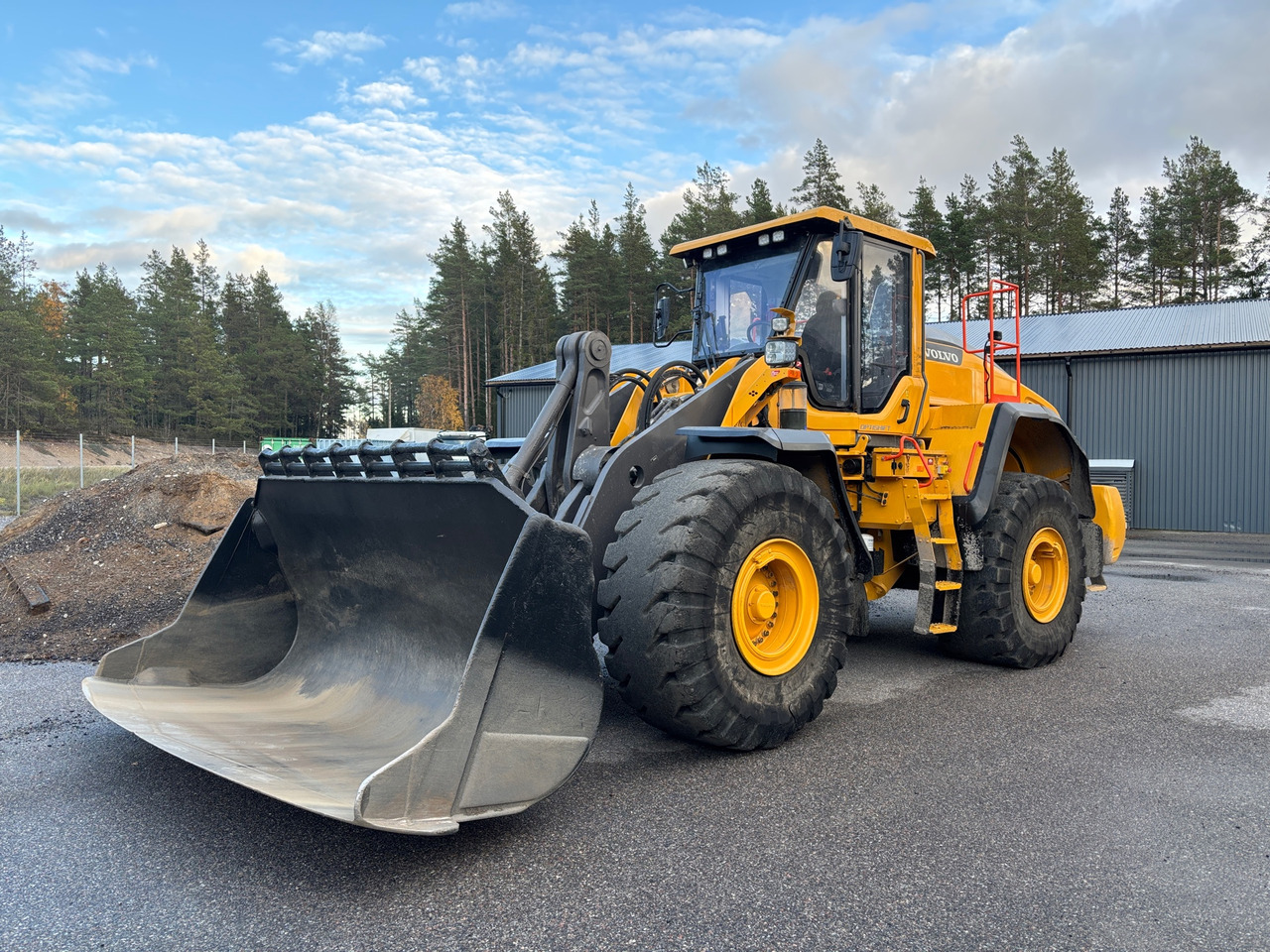 Volvo L180H - Wheel loader: gambar 1 Volvo L180H - Wheel loader: gambar 1