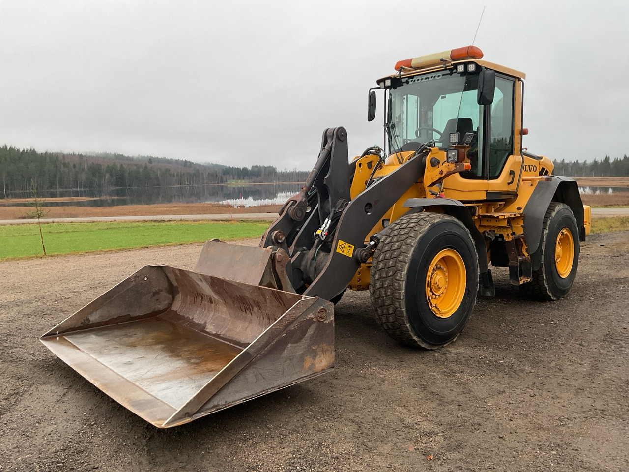 Volvo L90F - Wheel loader: gambar 1 Volvo L90F - Wheel loader: gambar 1