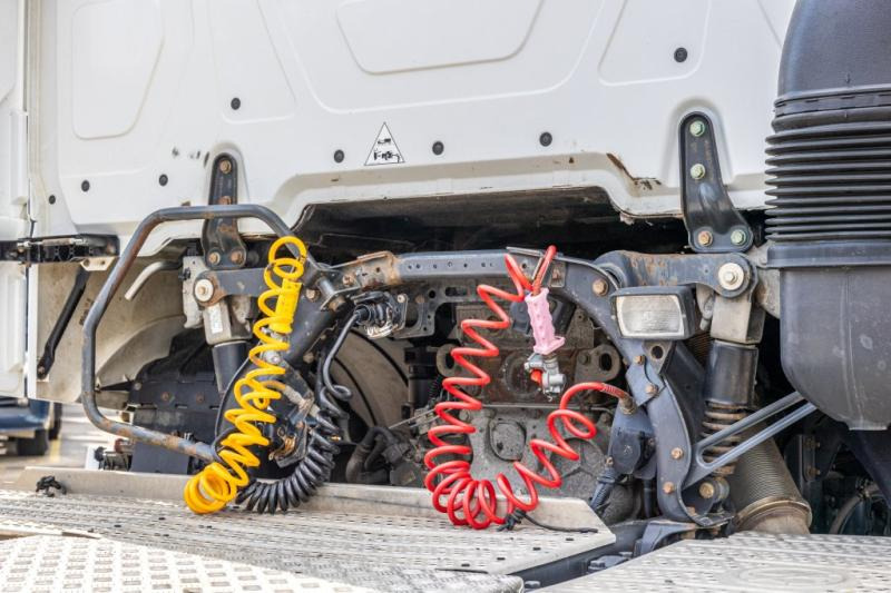 Leasing Mercedes ACTROS 1945 (1845) LS Mercedes ACTROS 1945 (1845) LS: gambar 9 Leasing Mercedes ACTROS 1945 (1845) LS Mercedes ACTROS 1945 (1845) LS: gambar 9