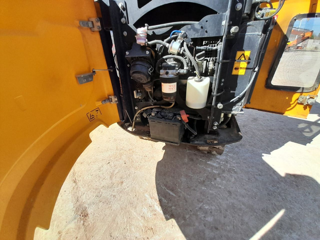 Ekskavator mini JCB 15C: gambar 11