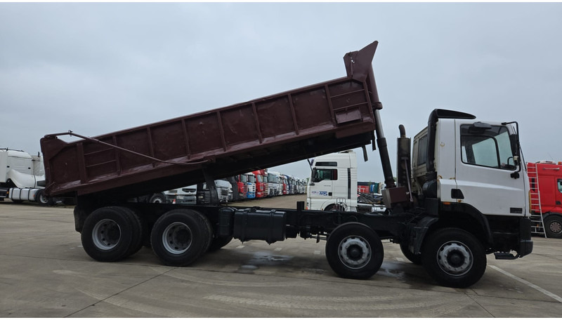 DAF 85 CF 340 (EURO 2 / MANUAL PUMP / STEEL SUSP. / POSSIBLE AS CHASSIS / 8X4) - Truk jungkit: gambar 4 DAF 85 CF 340 (EURO 2 / MANUAL PUMP / STEEL SUSP. / POSSIBLE AS CHASSIS / 8X4) - Truk jungkit: gambar 4