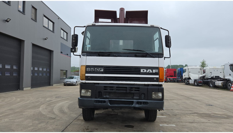 DAF 85 CF 340 (EURO 2 / MANUAL PUMP / STEEL SUSP. / POSSIBLE AS CHASSIS / 8X4) - Truk jungkit: gambar 2 DAF 85 CF 340 (EURO 2 / MANUAL PUMP / STEEL SUSP. / POSSIBLE AS CHASSIS / 8X4) - Truk jungkit: gambar 2