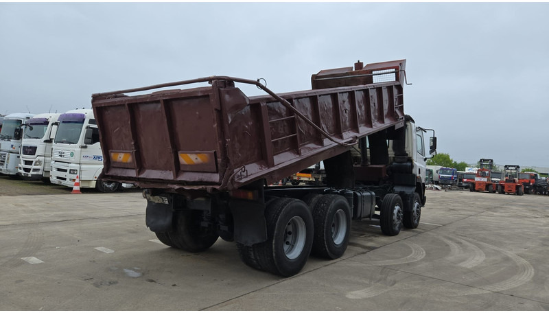 DAF 85 CF 340 (EURO 2 / MANUAL PUMP / STEEL SUSP. / POSSIBLE AS CHASSIS / 8X4) - Truk jungkit: gambar 5 DAF 85 CF 340 (EURO 2 / MANUAL PUMP / STEEL SUSP. / POSSIBLE AS CHASSIS / 8X4) - Truk jungkit: gambar 5