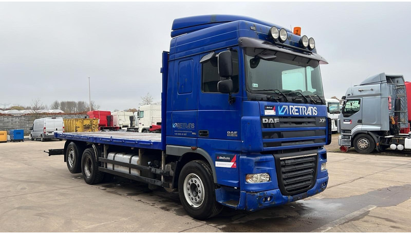 DAF XF 105.460 (GOOD CONDITION / PARFAIT ETAT / 6X2) - Truk flatbed: gambar 2 DAF XF 105.460 (GOOD CONDITION / PARFAIT ETAT / 6X2) - Truk flatbed: gambar 2