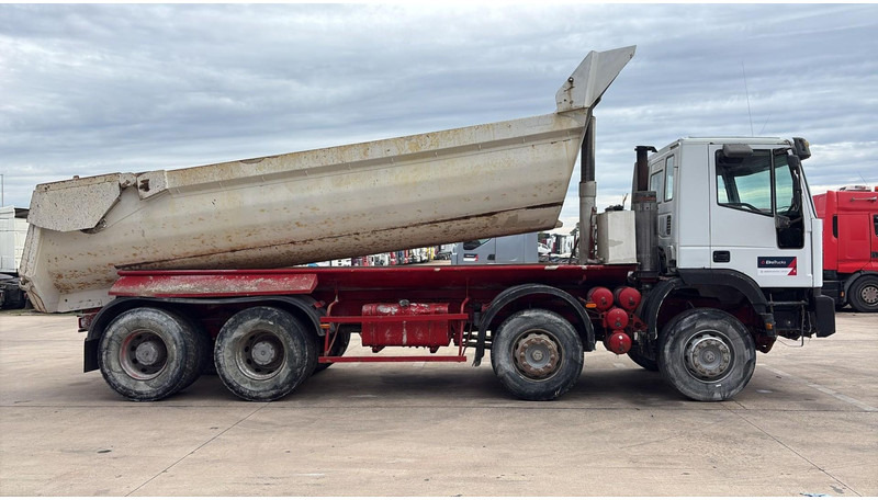 Iveco EUROTRAKKER 320 E 35 (GRAND PONT / LAMES / POMPE MANUELLE / 8X4 / CURSOR 8) - Truk jungkit: gambar 4 Iveco EUROTRAKKER 320 E 35 (GRAND PONT / LAMES / POMPE MANUELLE / 8X4 / CURSOR 8) - Truk jungkit: gambar 4