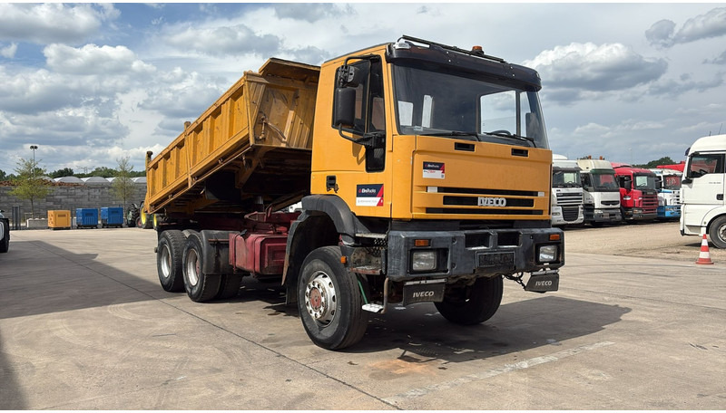 Iveco Eurotrakker 260 E 34 (POMPE MANUELLE / 6X6 / LAMES / GRAND PONT / STEEL SUSP. / MANUAL PUMP) - Truk jungkit: gambar 3 Iveco Eurotrakker 260 E 34 (POMPE MANUELLE / 6X6 / LAMES / GRAND PONT / STEEL SUSP. / MANUAL PUMP) - Truk jungkit: gambar 3