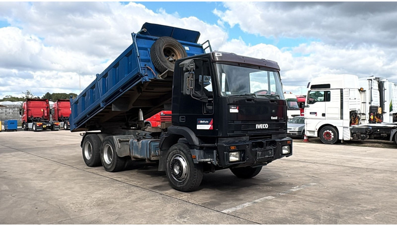 Iveco Eurotrakker 260 E 34 (POMPE MANUELLE / MANUAL PUMP / MANUAL GEARBOX / BOITE MANUELLE / LAMES) - Truk jungkit: gambar 5 Iveco Eurotrakker 260 E 34 (POMPE MANUELLE / MANUAL PUMP / MANUAL GEARBOX / BOITE MANUELLE / LAMES) - Truk jungkit: gambar 5