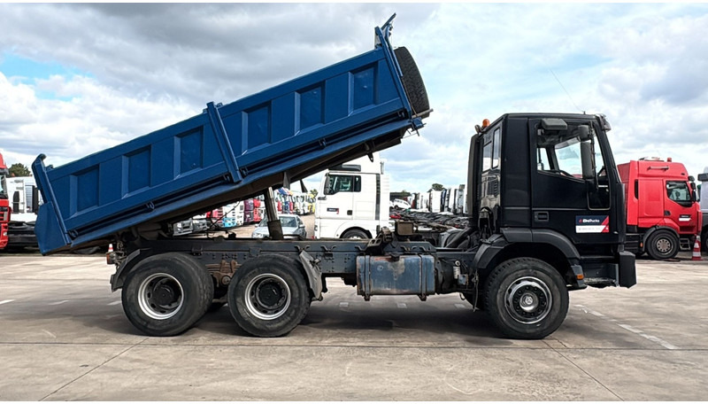 Iveco Eurotrakker 260 E 34 (POMPE MANUELLE / MANUAL PUMP / MANUAL GEARBOX / BOITE MANUELLE / LAMES) - Truk jungkit: gambar 3 Iveco Eurotrakker 260 E 34 (POMPE MANUELLE / MANUAL PUMP / MANUAL GEARBOX / BOITE MANUELLE / LAMES) - Truk jungkit: gambar 3