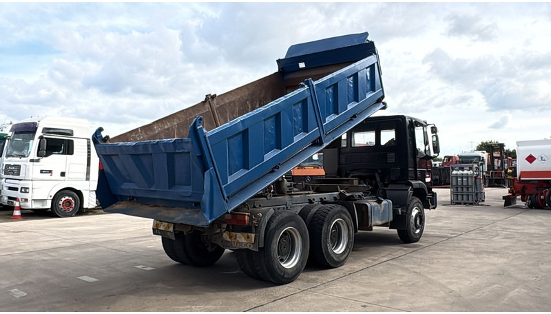 Iveco Eurotrakker 260 E 34 (POMPE MANUELLE / MANUAL PUMP / MANUAL GEARBOX / BOITE MANUELLE / LAMES) - Truk jungkit: gambar 4 Iveco Eurotrakker 260 E 34 (POMPE MANUELLE / MANUAL PUMP / MANUAL GEARBOX / BOITE MANUELLE / LAMES) - Truk jungkit: gambar 4