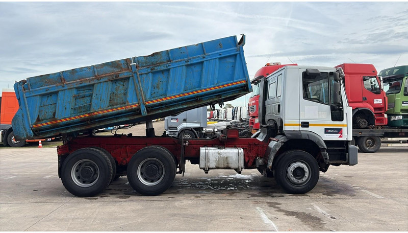 Iveco Eurotrakker 260 E 37 (POMPE MANUELLE / MANUAL PUMP / LAMES / STEEL SUSP. / BIG AXLE / GRANT PONT) - Truk jungkit: gambar 3 Iveco Eurotrakker 260 E 37 (POMPE MANUELLE / MANUAL PUMP / LAMES / STEEL SUSP. / BIG AXLE / GRANT PONT) - Truk jungkit: gambar 3