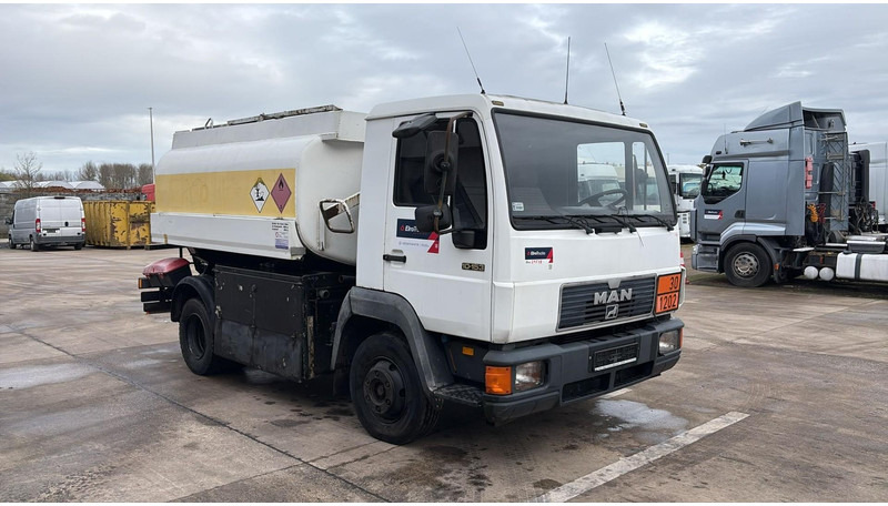 MAN 10.153 (7500L / FULL STEEL / LAMES / BOITE MANUELLE / MANUAL GEARBOX) - Truk tangki: gambar 2 MAN 10.153 (7500L / FULL STEEL / LAMES / BOITE MANUELLE / MANUAL GEARBOX) - Truk tangki: gambar 2