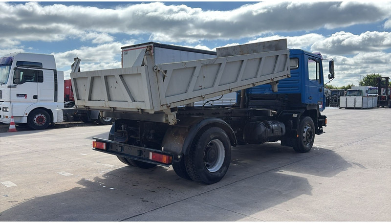 MAN 19.322 (MANUAL PUMP / STEEL SUSP. / LAMES / POMPE MANUELLE / BIG AXLE / GRAND PONT) - Truk jungkit: gambar 5 MAN 19.322 (MANUAL PUMP / STEEL SUSP. / LAMES / POMPE MANUELLE / BIG AXLE / GRAND PONT) - Truk jungkit: gambar 5