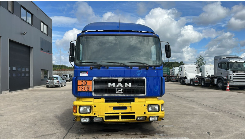 MAN 26.402 (18.000 L / 6X2 / 6 CYLINDER / FRONT STEEL / 3 COMPARTIMENTS) - Truk tangki: gambar 2 MAN 26.402 (18.000 L / 6X2 / 6 CYLINDER / FRONT STEEL / 3 COMPARTIMENTS) - Truk tangki: gambar 2