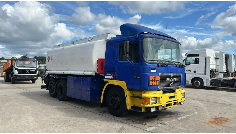 MAN 26.402 (18.000 L / 6X2 / 6 CYLINDER / FRONT STEEL / 3 COMPARTIMENTS) - Truk tangki: gambar 3 MAN 26.402 (18.000 L / 6X2 / 6 CYLINDER / FRONT STEEL / 3 COMPARTIMENTS) - Truk tangki: gambar 3