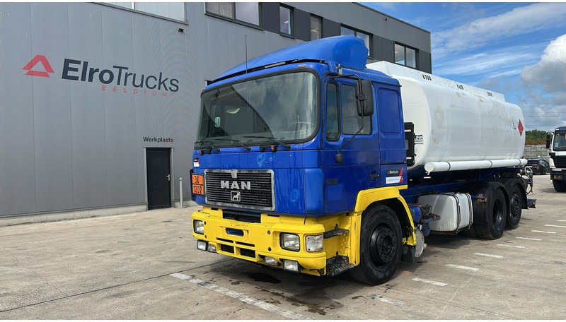 MAN 26.402 (18.000 L / 6X2 / 6 CYLINDER / FRONT STEEL / 3 COMPARTIMENTS) - Truk tangki: gambar 1 MAN 26.402 (18.000 L / 6X2 / 6 CYLINDER / FRONT STEEL / 3 COMPARTIMENTS) - Truk tangki: gambar 1