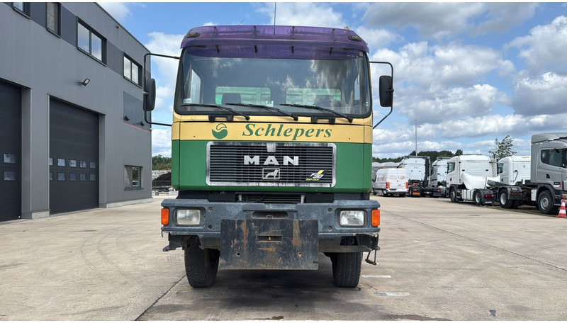 MAN 28.372 (6X6 / BIG AXLE / STEEL SUSPENSION / MANUAL PUMP / 6 CYLINDER / POMPE MANUELLE) - Truk jungkit: gambar 2 MAN 28.372 (6X6 / BIG AXLE / STEEL SUSPENSION / MANUAL PUMP / 6 CYLINDER / POMPE MANUELLE) - Truk jungkit: gambar 2