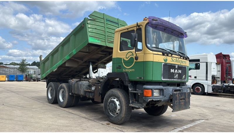 MAN 28.372 (6X6 / BIG AXLE / STEEL SUSPENSION / MANUAL PUMP / 6 CYLINDER / POMPE MANUELLE) - Truk jungkit: gambar 3 MAN 28.372 (6X6 / BIG AXLE / STEEL SUSPENSION / MANUAL PUMP / 6 CYLINDER / POMPE MANUELLE) - Truk jungkit: gambar 3