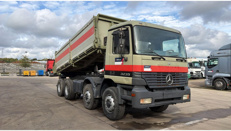 Mercedes-Benz Actros 3235 (EPS / LAMES / GRAND PONT / STEEL SUSP. / 3 PEDALES / MP1) - Truk jungkit: gambar 3 Mercedes-Benz Actros 3235 (EPS / LAMES / GRAND PONT / STEEL SUSP. / 3 PEDALES / MP1) - Truk jungkit: gambar 3