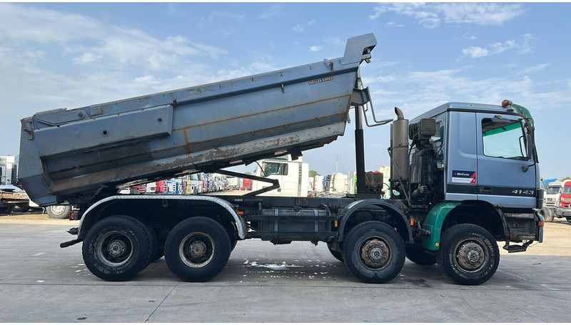 Mercedes-Benz Actros 4143 (8X8 / BOITE MANUELLE / LAMES / GRAND PONT / STEEL SUSP. / BIG AXLE) - Truk jungkit: gambar 3 Mercedes-Benz Actros 4143 (8X8 / BOITE MANUELLE / LAMES / GRAND PONT / STEEL SUSP. / BIG AXLE) - Truk jungkit: gambar 3
