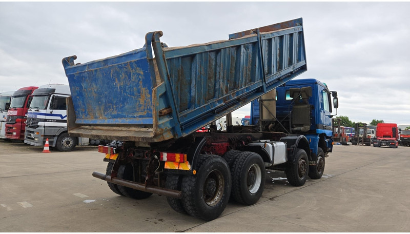 Mercedes-Benz Actros 4143 (EPS / 8X6 / LAMES / GRAND PONT / V6 / 3 PEDALES / MP1) - Truk jungkit: gambar 5 Mercedes-Benz Actros 4143 (EPS / 8X6 / LAMES / GRAND PONT / V6 / 3 PEDALES / MP1) - Truk jungkit: gambar 5