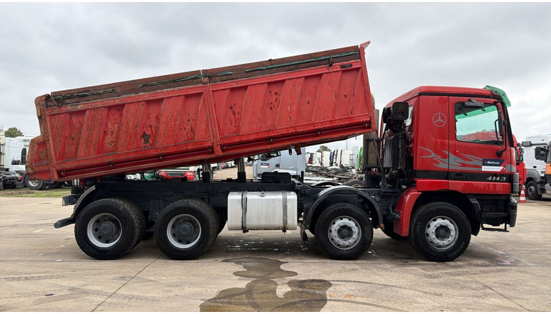 Mercedes-Benz Actros 4143 (GRAND PONT / BOITE MANUELLE / LAMES / 8X4 / STEEL SUSP.) - Truk jungkit: gambar 4 Mercedes-Benz Actros 4143 (GRAND PONT / BOITE MANUELLE / LAMES / 8X4 / STEEL SUSP.) - Truk jungkit: gambar 4