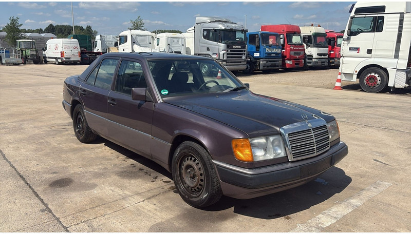 Mercedes-Benz E-Klasse 200 (GERMAN CAR / VOITURE D'ALLEMAGNE / ESSENCE / PETROL / MANUAL) - Mobil sedan: gambar 3 Mercedes-Benz E-Klasse 200 (GERMAN CAR / VOITURE D'ALLEMAGNE / ESSENCE / PETROL / MANUAL) - Mobil sedan: gambar 3
