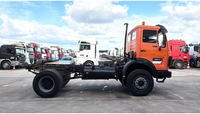 Mercedes-Benz SK 1622 (4X4 / LAMES / GRAND PONT / V6 / BIG AXLE / POMPE MANUELLE) - Truk sasis: gambar 4 Mercedes-Benz SK 1622 (4X4 / LAMES / GRAND PONT / V6 / BIG AXLE / POMPE MANUELLE) - Truk sasis: gambar 4