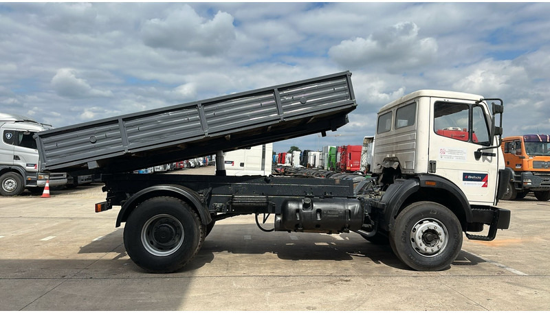 Mercedes-Benz SK 1722 (LAMES / GRAND PONT / V6 / BOITE MANUELLE / POMPE MANUELLE) - Truk jungkit: gambar 4 Mercedes-Benz SK 1722 (LAMES / GRAND PONT / V6 / BOITE MANUELLE / POMPE MANUELLE) - Truk jungkit: gambar 4