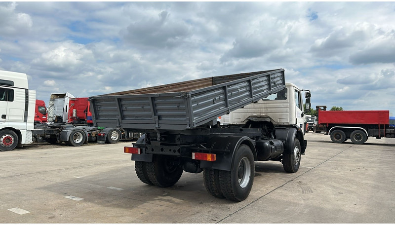 Mercedes-Benz SK 1722 (LAMES / GRAND PONT / V6 / BOITE MANUELLE / POMPE MANUELLE) - Truk jungkit: gambar 5 Mercedes-Benz SK 1722 (LAMES / GRAND PONT / V6 / BOITE MANUELLE / POMPE MANUELLE) - Truk jungkit: gambar 5