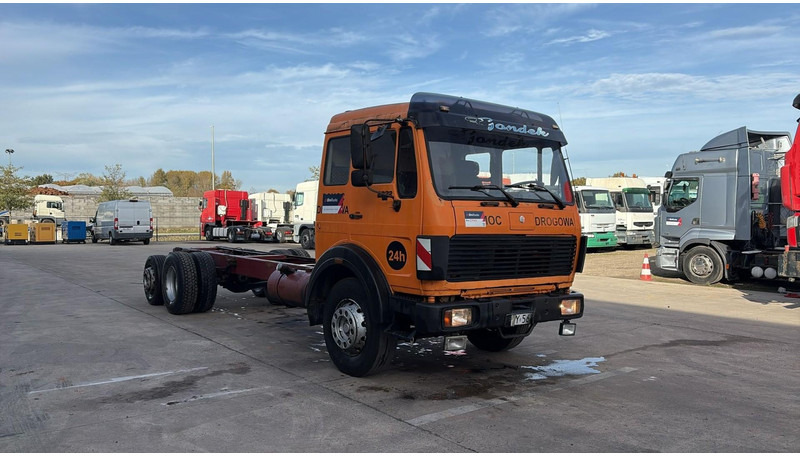 Mercedes-Benz SK 2222 (V6 / FULL STEEL / LAMES / BOITE MANUELLE / POMPE MANUELLE / 8 ROUES / 6X2) - Truk sasis: gambar 5 Mercedes-Benz SK 2222 (V6 / FULL STEEL / LAMES / BOITE MANUELLE / POMPE MANUELLE / 8 ROUES / 6X2) - Truk sasis: gambar 5
