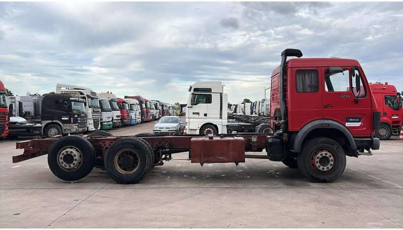 Mercedes-Benz SK 2233 (GRAND PONT / V8 AVEC 2X TURBO / BIG AXLE) - Truk sasis: gambar 3 Mercedes-Benz SK 2233 (GRAND PONT / V8 AVEC 2X TURBO / BIG AXLE) - Truk sasis: gambar 3