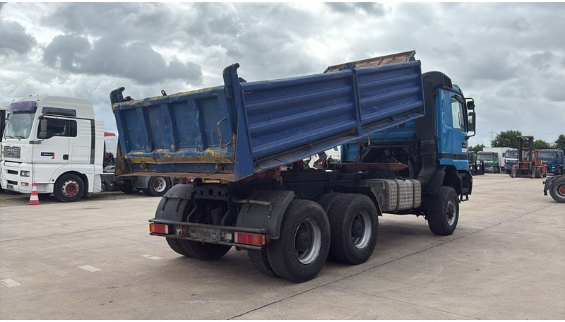 Mercedes-Benz actros 3340 (6X6 / BOITE MANUELLE /MANUAL GEARBOX / 3 PONTS / V6 / MP1) - Truk jungkit: gambar 5 Mercedes-Benz actros 3340 (6X6 / BOITE MANUELLE /MANUAL GEARBOX / 3 PONTS / V6 / MP1) - Truk jungkit: gambar 5