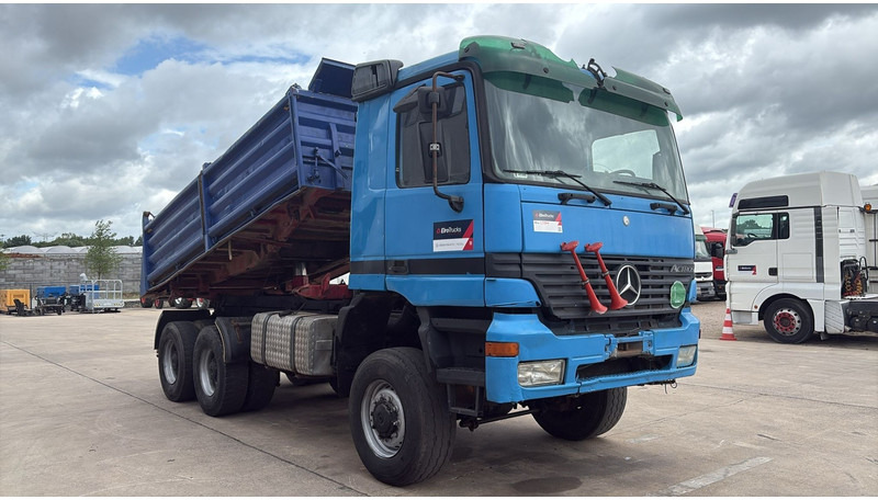 Mercedes-Benz actros 3340 (6X6 / BOITE MANUELLE /MANUAL GEARBOX / 3 PONTS / V6 / MP1) - Truk jungkit: gambar 3 Mercedes-Benz actros 3340 (6X6 / BOITE MANUELLE /MANUAL GEARBOX / 3 PONTS / V6 / MP1) - Truk jungkit: gambar 3