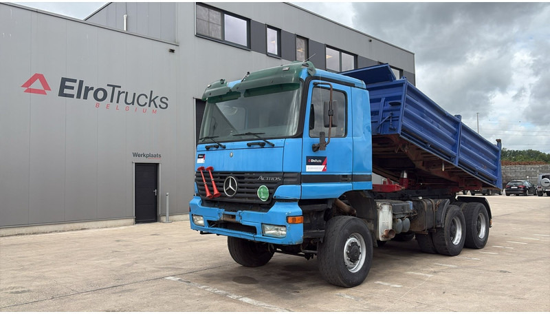 Mercedes-Benz actros 3340 (6X6 / BOITE MANUELLE /MANUAL GEARBOX / 3 PONTS / V6 / MP1) - Truk jungkit: gambar 1 Mercedes-Benz actros 3340 (6X6 / BOITE MANUELLE /MANUAL GEARBOX / 3 PONTS / V6 / MP1) - Truk jungkit: gambar 1