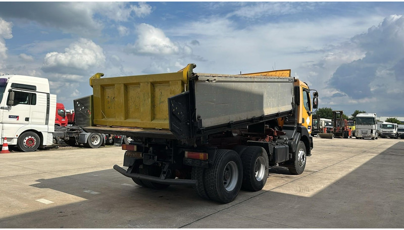 Renault Kerax 385 (POMPE MANUELLE / MANUAL PUMP / 6X4 / LAMES / GRAND PONT) - Truk jungkit: gambar 4 Renault Kerax 385 (POMPE MANUELLE / MANUAL PUMP / 6X4 / LAMES / GRAND PONT) - Truk jungkit: gambar 4