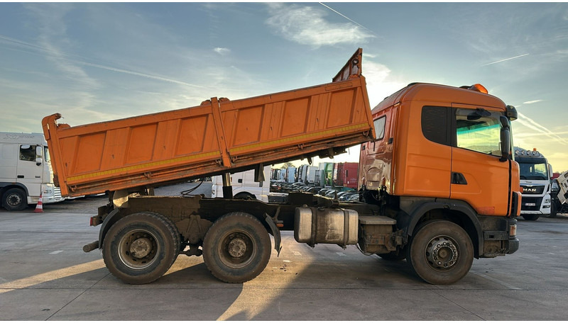 Scania 144-460 (BIG AXLE / GRAND PONT / LAMES / STEEL SUSP. / MANUAL GEARBOX / BOITE MANUELLE) - Truk jungkit: gambar 4 Scania 144-460 (BIG AXLE / GRAND PONT / LAMES / STEEL SUSP. / MANUAL GEARBOX / BOITE MANUELLE) - Truk jungkit: gambar 4